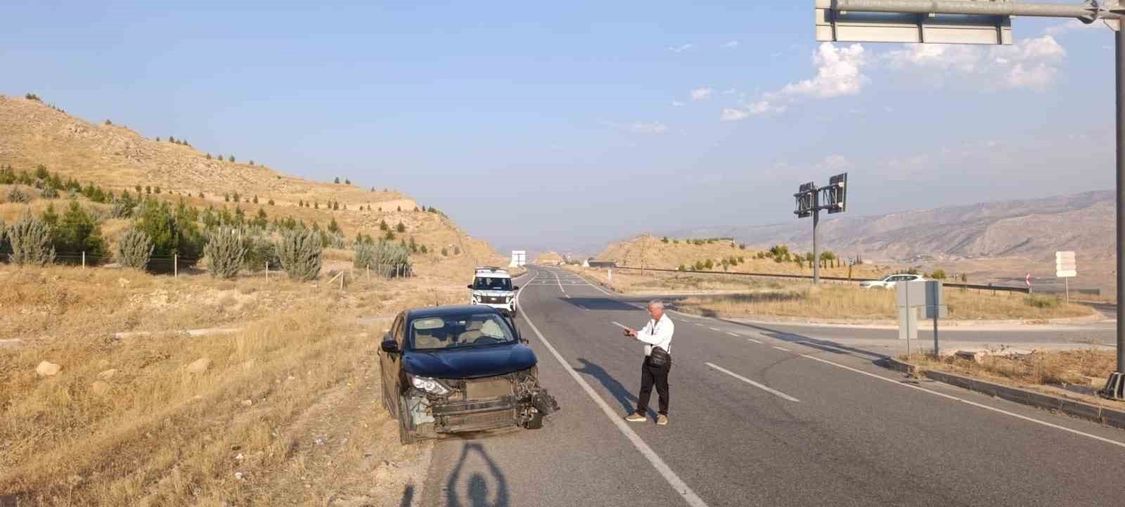HASANKEYF’TE KAMYON VE OTOMOBİL ÇARPIŞTI: 2 YARALI