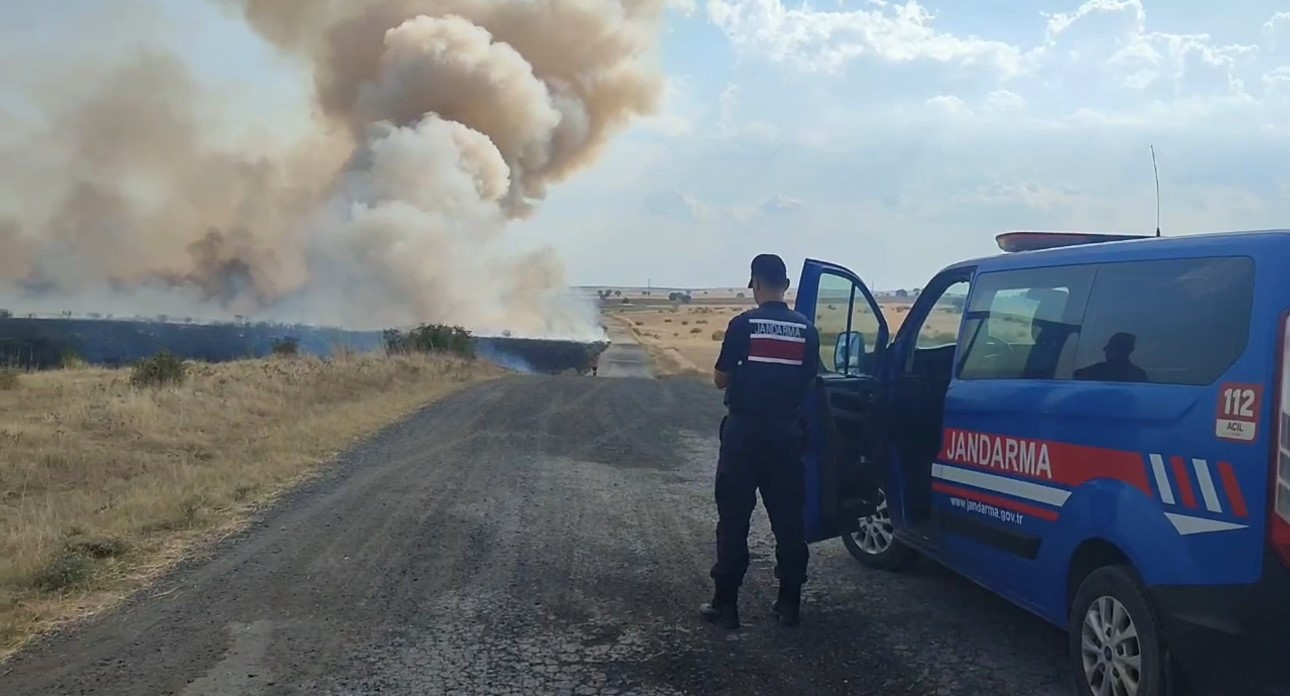 EDİRNE’DE MERADA YANGIN ÇIKTI: YOĞUN DUMAN TRAFİĞİ DURMA NOKTASINA GETİRDİ