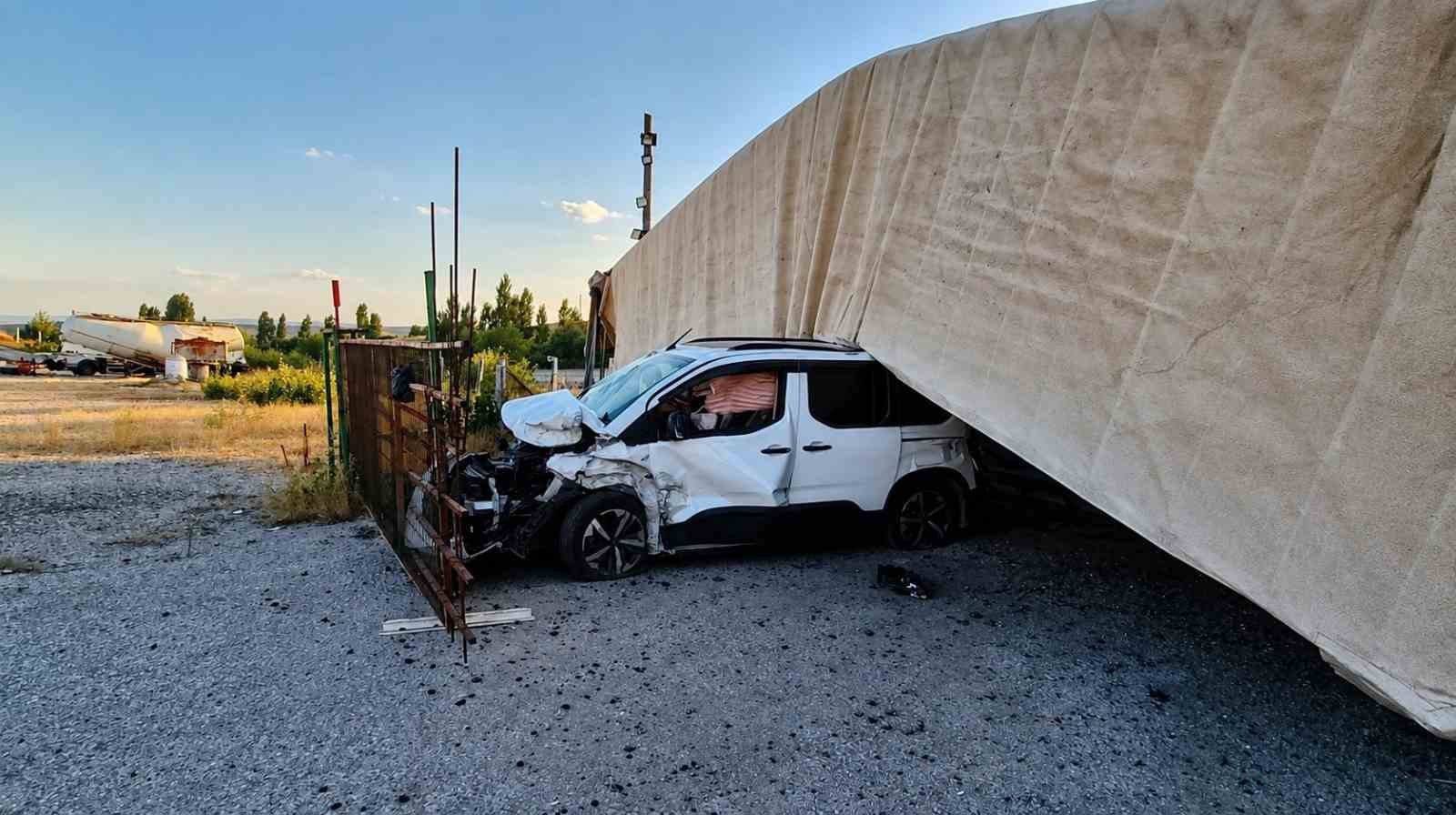 ÇORUM’DA KONTROLDEN ÇIKAN TIR, HAFİF TİCARİ ARACIN ÜZERİNE DEVRİLDİ: 1 YARALI