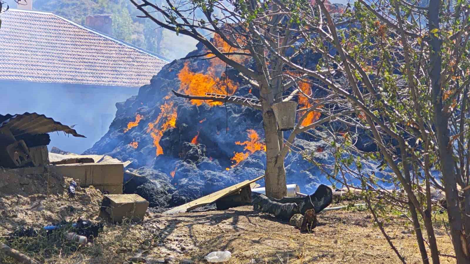 ISPARTA’DA BESİHANE YANGINI: BİNLERCE SAMAN VE YONCA BALYASI ZARAR GÖRDÜ
