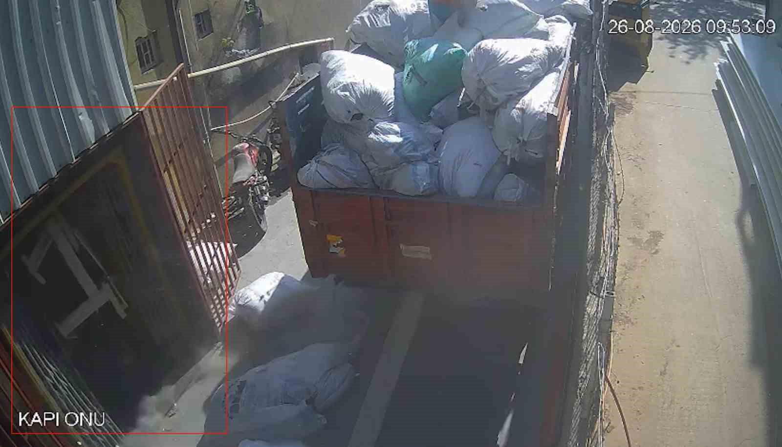 GAZİOSMANPAŞA’DA İŞÇİNİN YARALANDIĞI ASANSÖR KAZASI KAMERADA