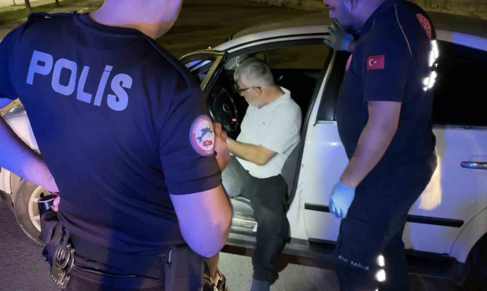 YOL ORTASINDA ARAÇ İÇİNDE SIZIP KALDI, EKİPLERİ ALARMA GEÇİRDİ