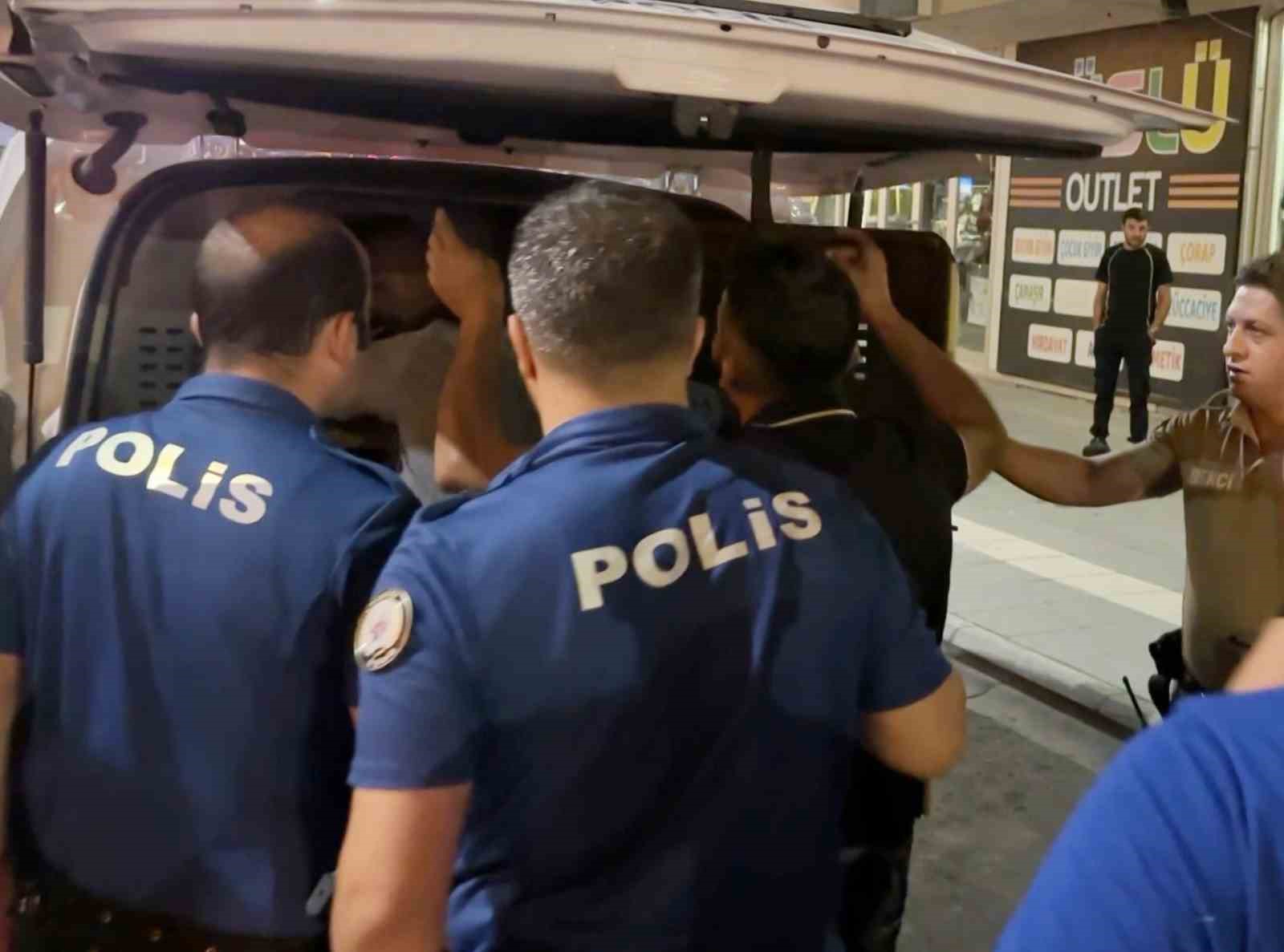 BİRİ OYNAYARAK, DİĞERİ ZORLA GÖZALTINA ALINDI: İLGİNÇ ANLAR KAMERADA