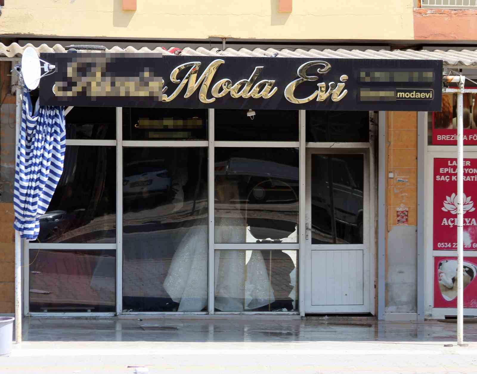 BOŞANMAK İSTEYEN EŞİNİN GELİNLİKÇİ DÜKKANINI BENZİN DÖKEREK ATEŞE VERDİ