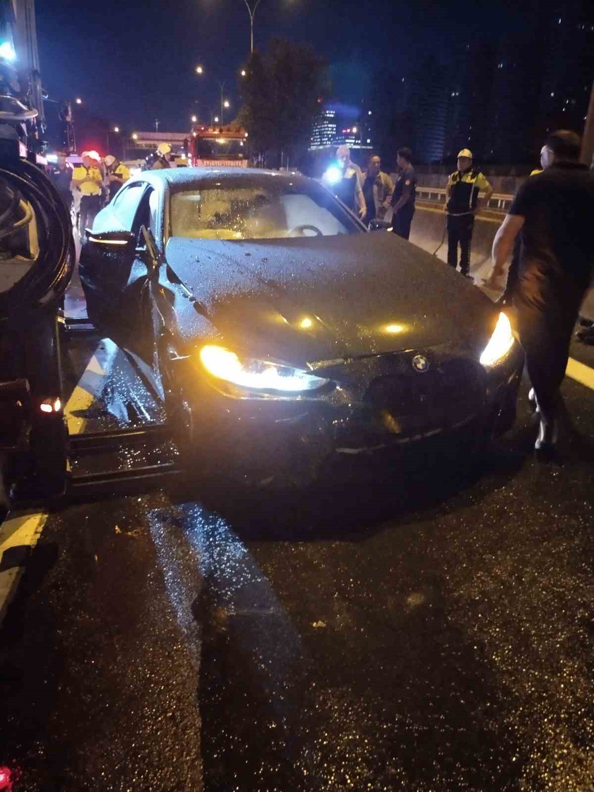 ÜSKÜDAR’DA ÜÇ ARACIN KARIŞTIĞI ZİNCİRLEME TRAFİK KAZASINDA 4 KİŞİ YARALANDI.
