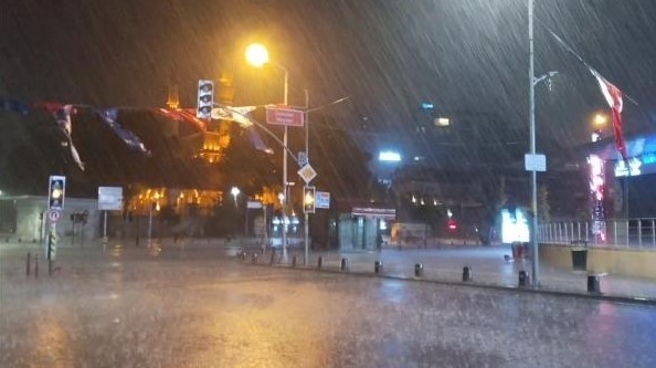 İSTANBUL’DA GECE SAATLERİNDE ANİDEN BASTIRAN SAĞANAK ETKİLİ OLDU