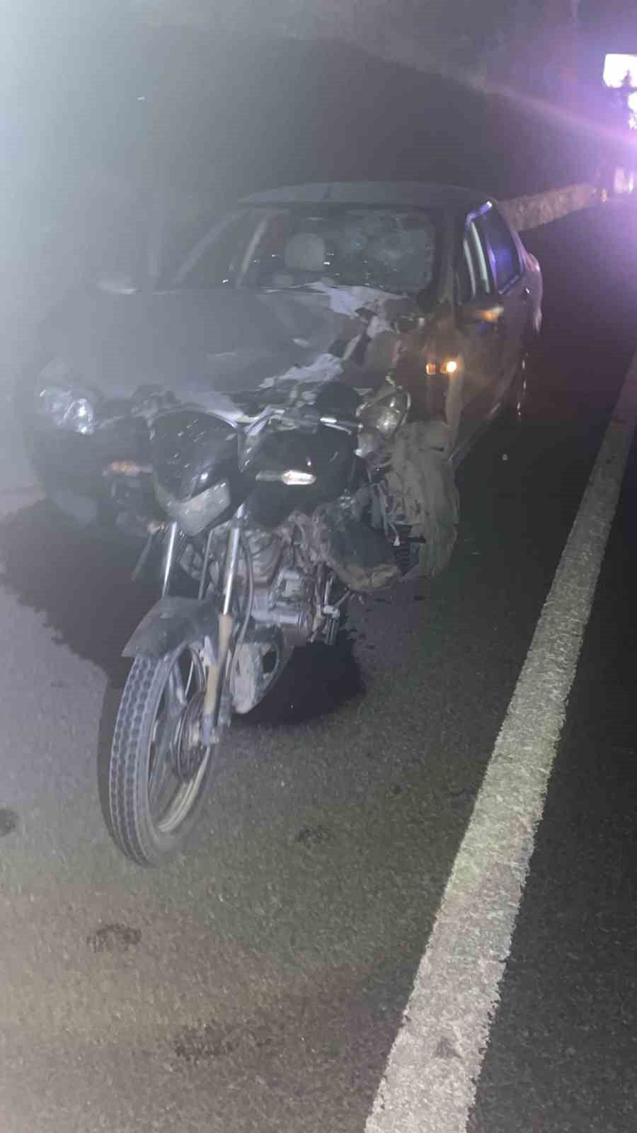 İPSALA’DA MOTOSİKLET OTOMOBİLİN ÖNÜNE SAPLANDI: 3 YARALI
