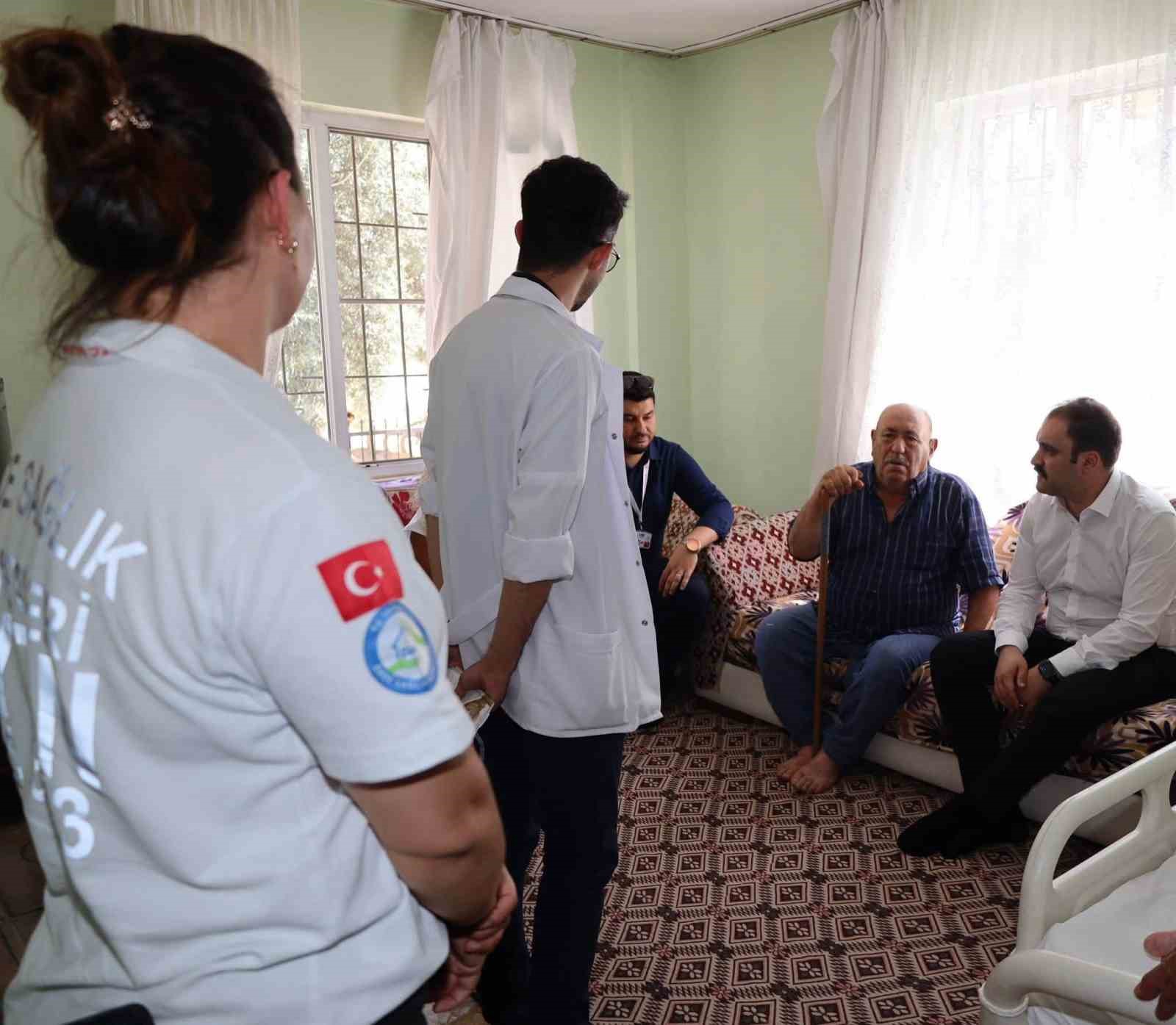KARACASU’DA EVDE SAĞLIK HİZMETLERİ VATANDAŞLARIN AYAĞINA GİDİYOR