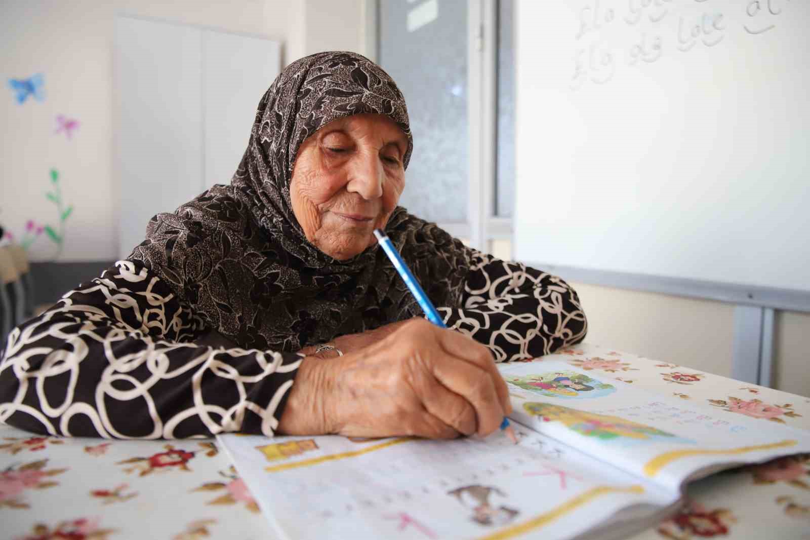HAYALİNİ KURDUĞU OKUMA-YAZMAYI 78 YAŞINDA ÖĞRENDİ