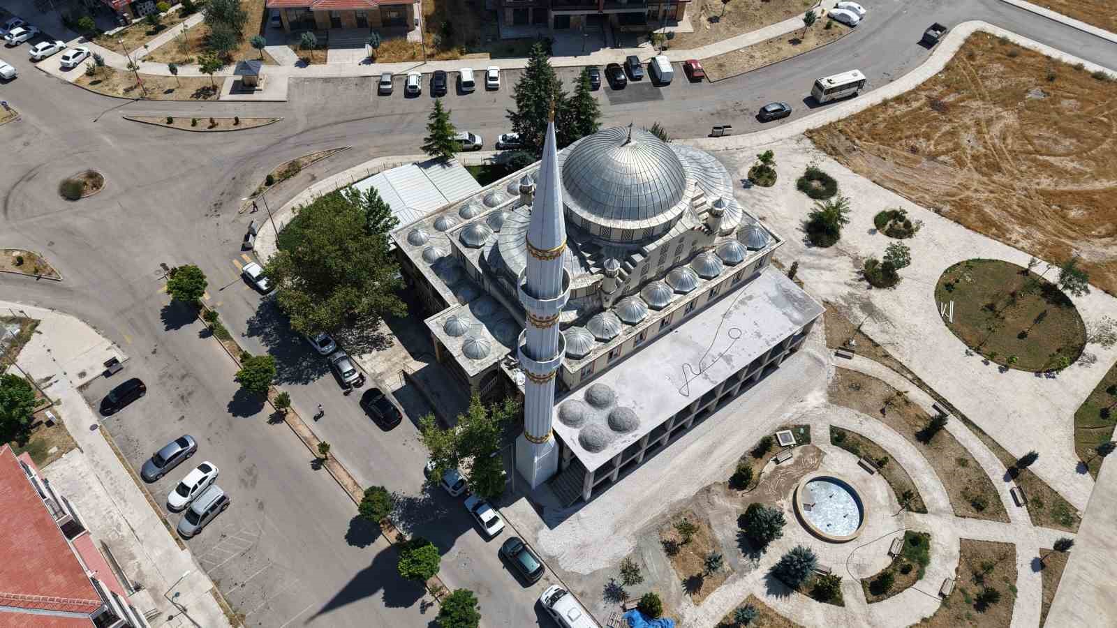 YILDIRIMIN YIKTIĞI MİNARE YENİDEN İNŞA EDİLDİ