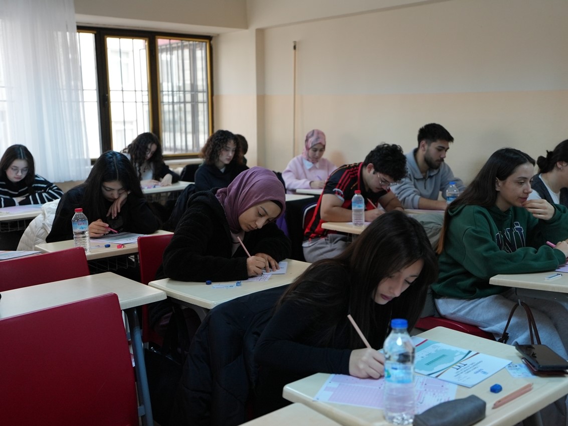 GENÇLERİN ÜNİVERSİTE YOLCULUĞUNDA DENİZLİ BÜYÜKŞEHİR DESTEĞİ
