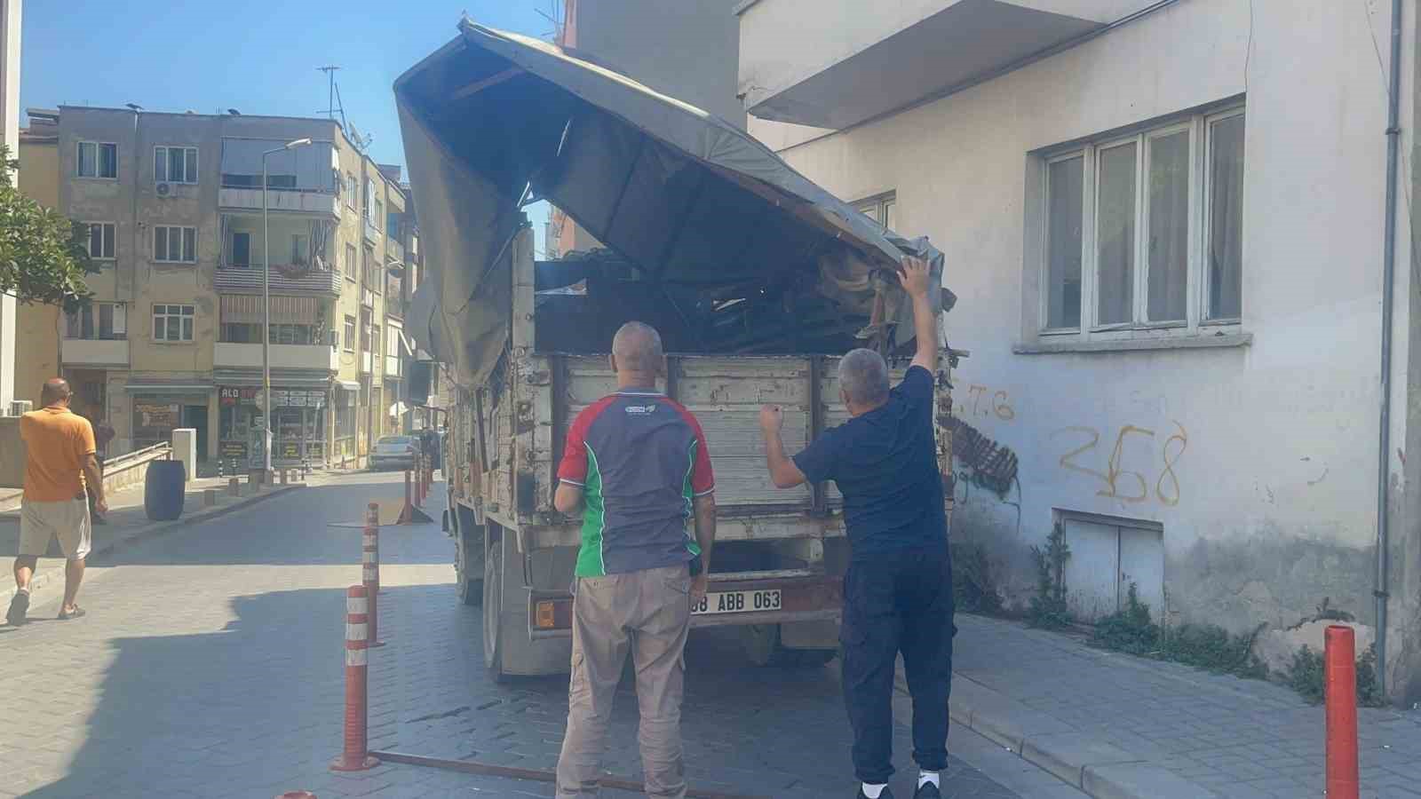 KAMYONETİN KASASI BİNANIN BALKONUNA ÇARPTI