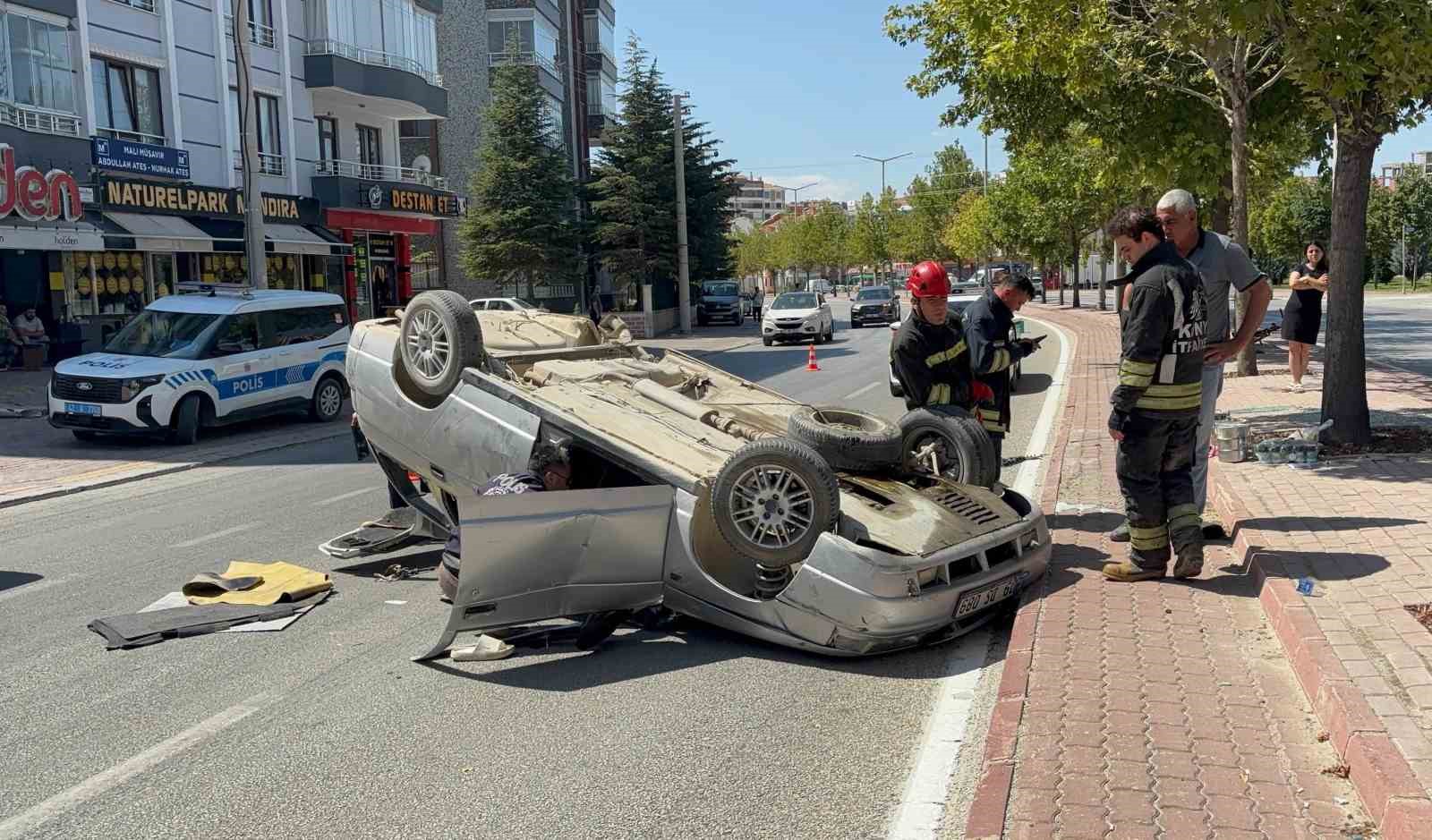 KONTROLDEN ÇIKIP TAKLA ATAN ARAÇ SÜRÜCÜSÜ YARALANDI