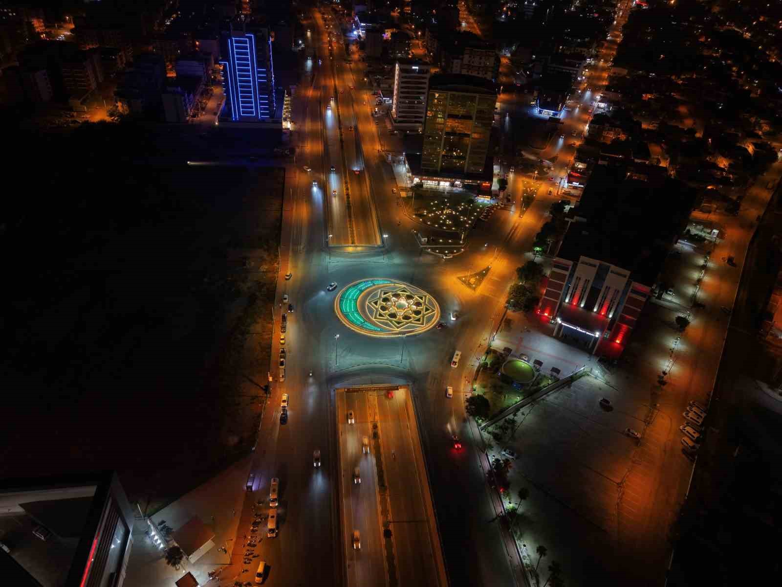 İSKENDERUN ADLİYE KAVŞAĞI YENİLENEN YÜZÜYLE ŞEHRİN SİMGE NOKTALARINDAN BİRİ OLDU