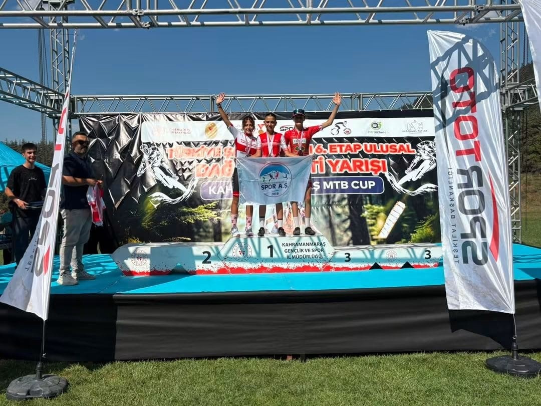 AKHİSARLI BİSİKLETÇİLER KAHRAMANMARAŞ’TA MADALYALARI TOPLADI
