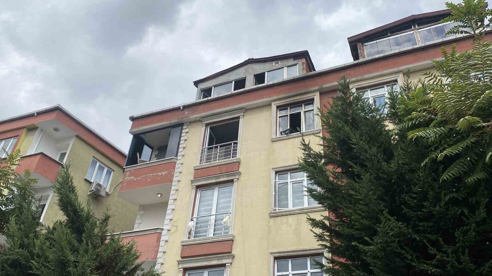 SULTANGAZİ’DE ÇOCUK ODASINDA BAŞLAYAN YANGIN TÜM DAİREYİ SARDI: BİNA TEDBİR AMAÇLI BOŞALTILDI