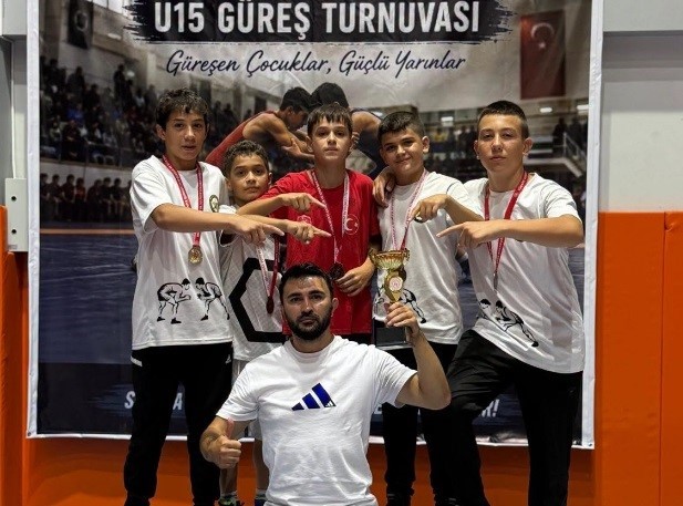 TAVŞANLI GÜREŞ TAKIMI U 15’LERDE SAKARYA’DA ŞAMPİYON OLDU