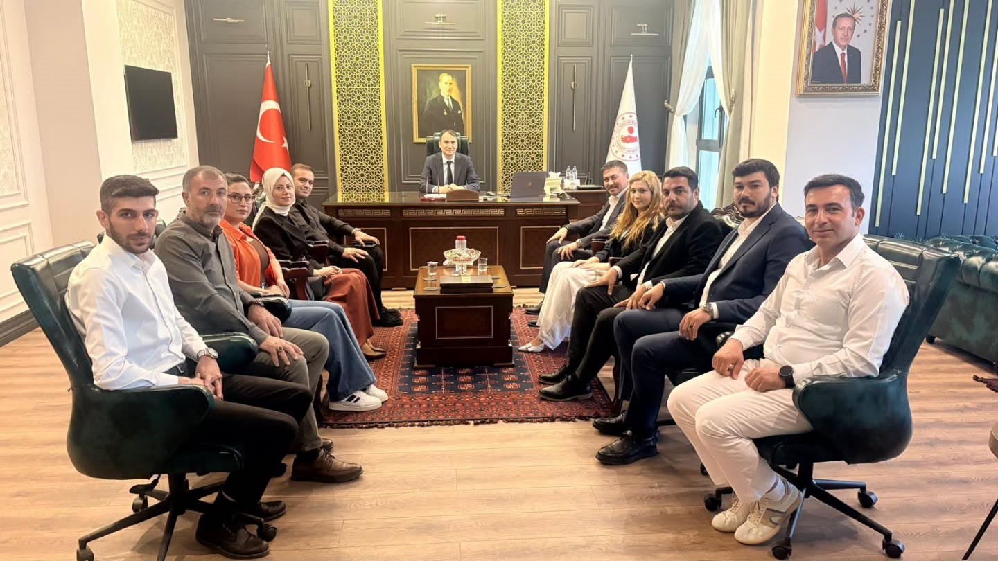 AK PARTİ EDREMİT İLÇE TEŞKİLATI’NDAN KAYMAKAM ENGİN’E ZİYARET