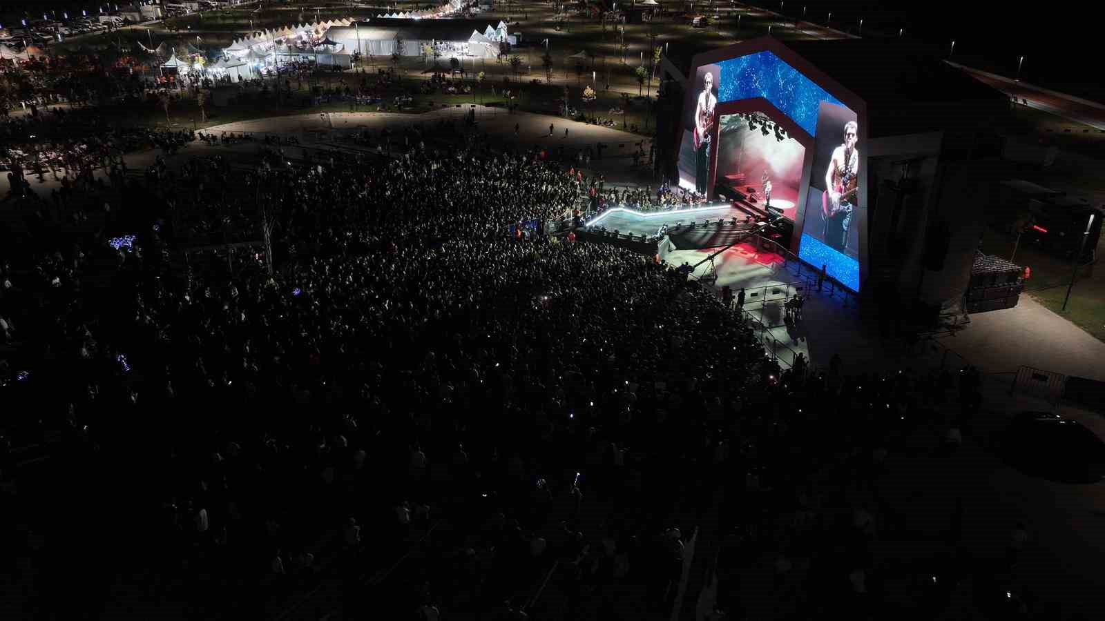 GELENEKSEL SİNCAN YAZ FESTİVALİ’NDE MAVİ GRİ KONSER VERDİ