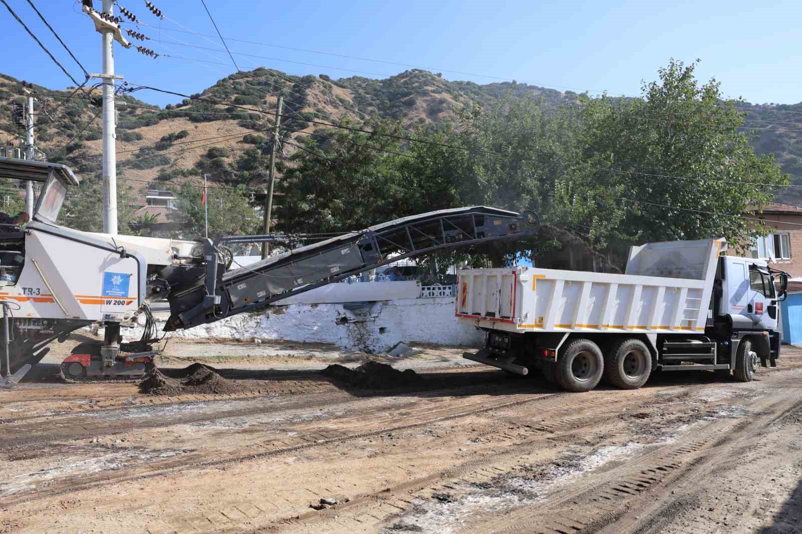 İNCİRLİOVA’DA KARABAĞ YOLU YENİLENİYOR
