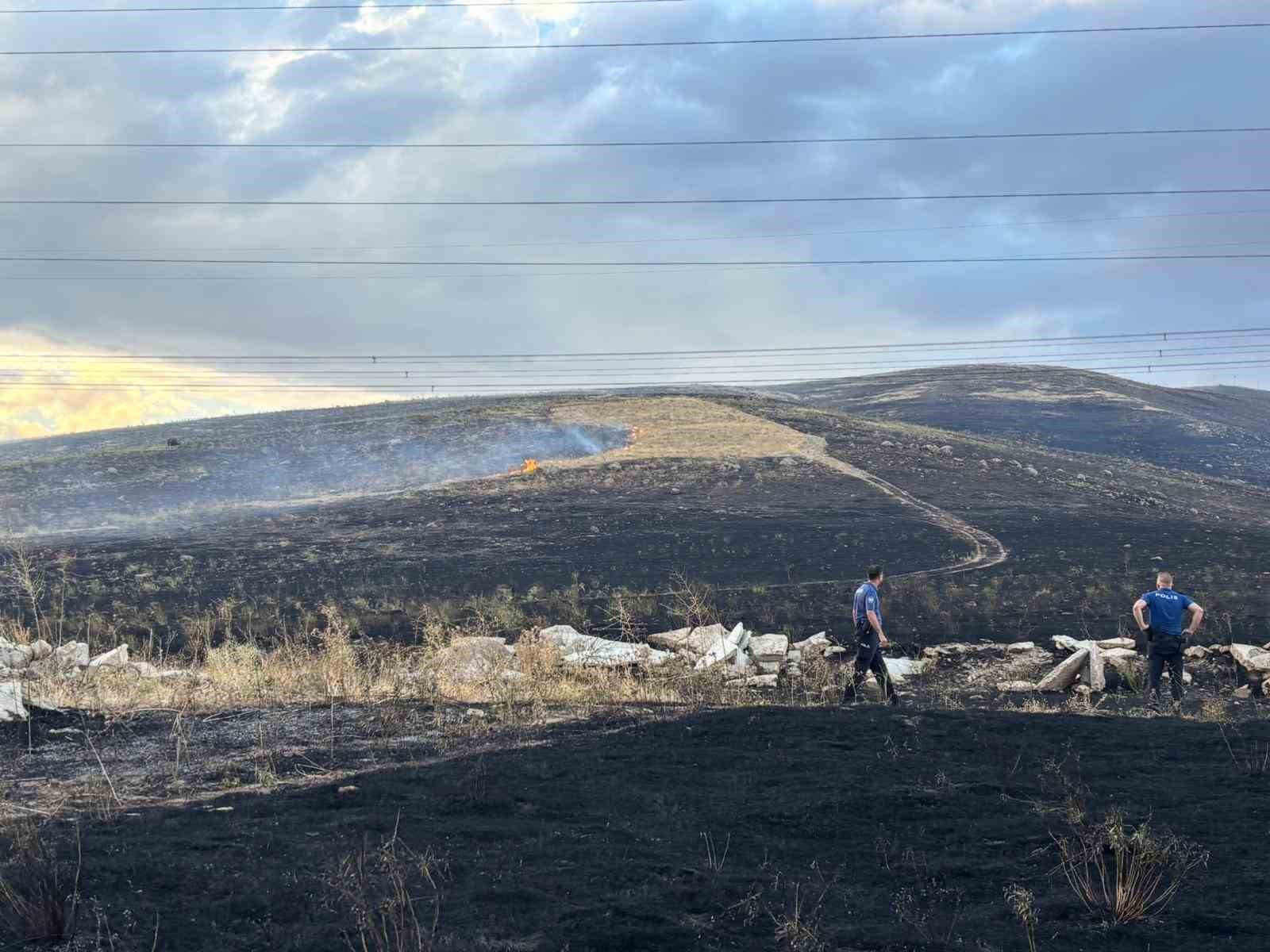 ANKARA’DA OTLUK ALANDA ÇIKAN YANGIN KONTROL ALTINA ALINDI