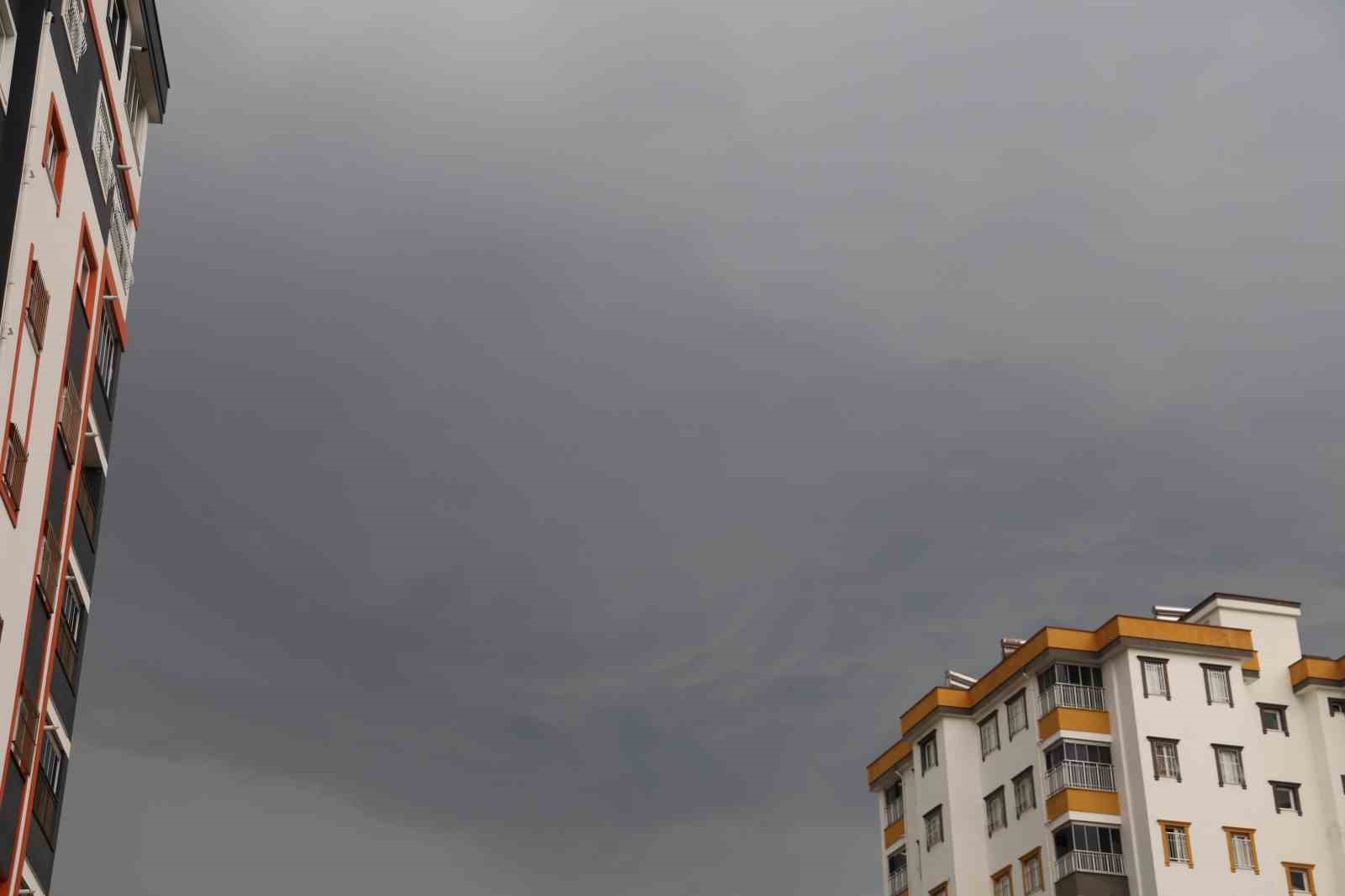 ADANA’DA CEVİZ BÜYÜKLÜĞÜNDE DOLU YAĞIŞI