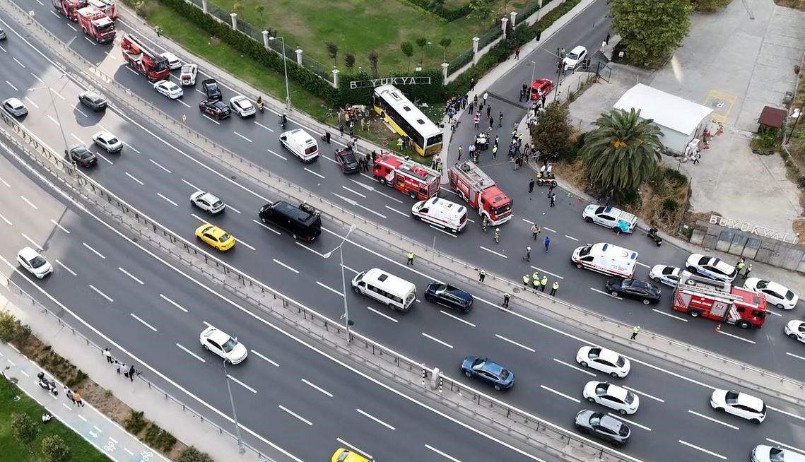 ZEYTİNBURNU’NDA İETT OTOBÜSÜ DUVARA ÇARPTI: 1 ÖLÜ, 17 YARALI