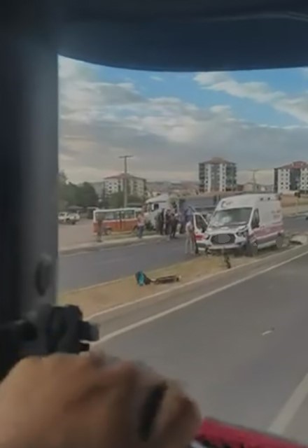POLATLI’DA AMBULANS İLE OTOMOBİL ÇARPIŞTI: 5 YARALI