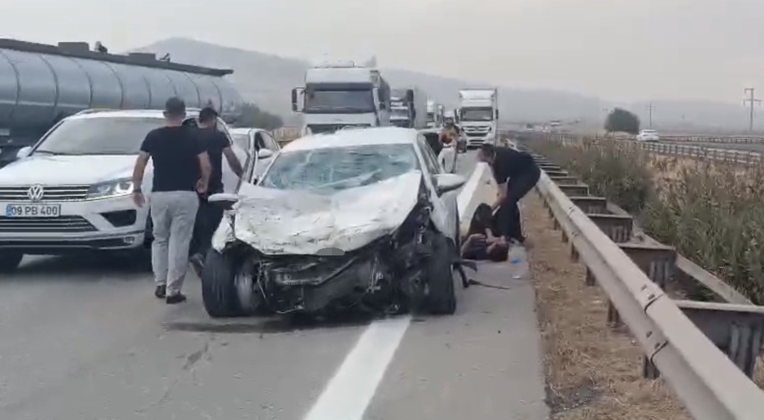 KONTROLDEN ÇIKAN OTOMOBİL TIRA VE BARİYERLERE ÇARPTI: 3 YARALI