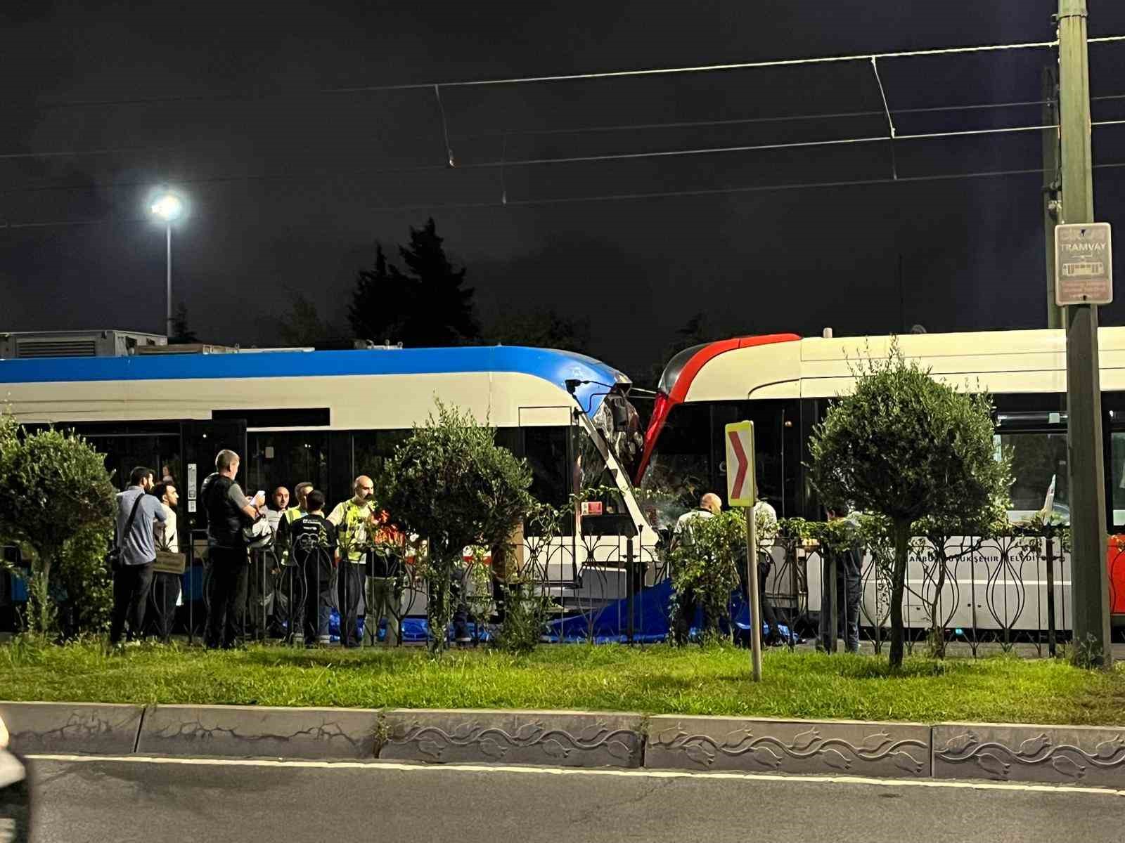 ZEYTİNBURNU’NDA İKİ TRAMVAY ÇARPIŞTI: 9 YARALI