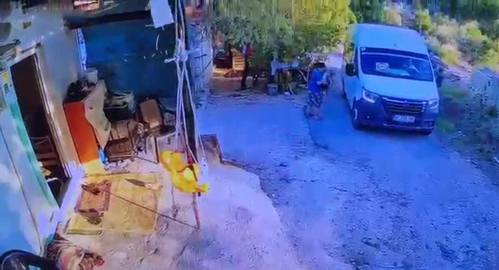 GERİ MANEVRA YAPTIĞI ARAÇLA 1,5 YAŞINDAKİ OĞLUNUN ÖLÜMÜNE SEBEP OLDU