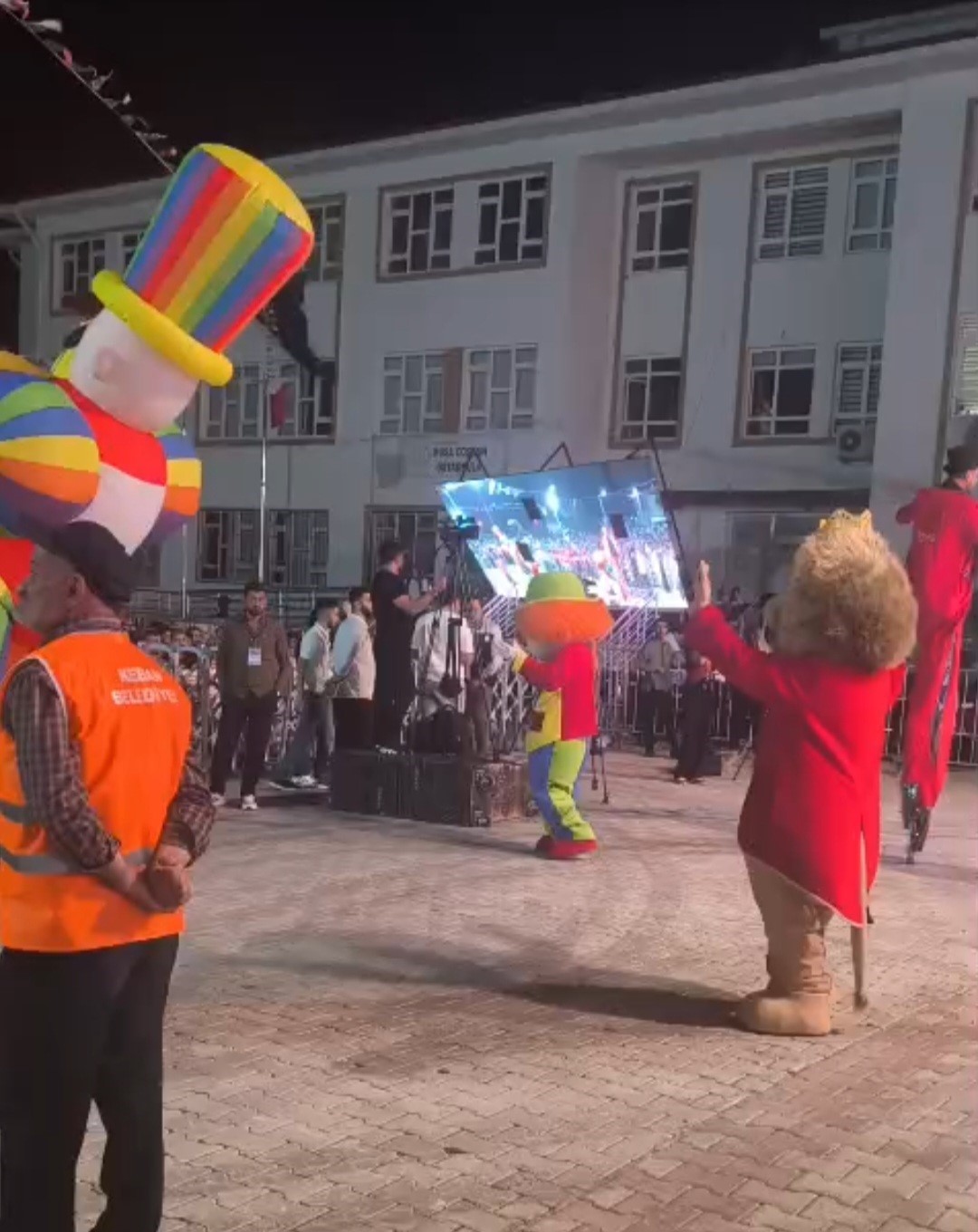FESTİVALDE 5 KİŞİNİN YARALANMASINA NEDEN OLAN LED EKRANIN DEVRİLME ANININ GÖRÜNTÜSÜ ORTAYA ÇIKTI