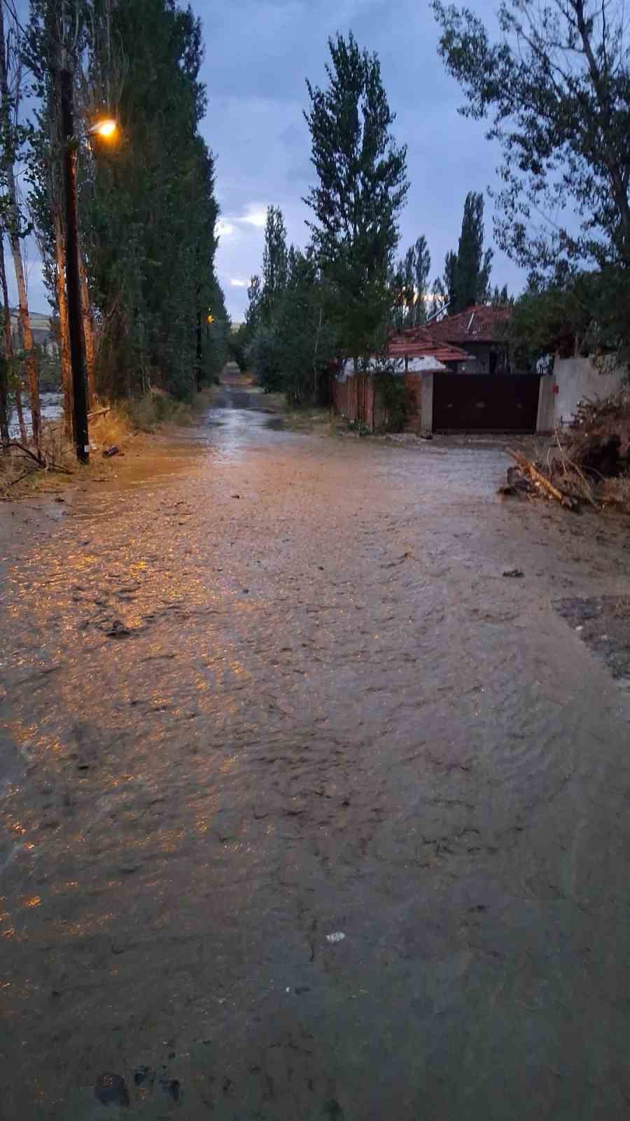 ÇORUM’DA KUVVETLİ SAĞANAK HAYATI OLUMSUZ ETKİLEDİ