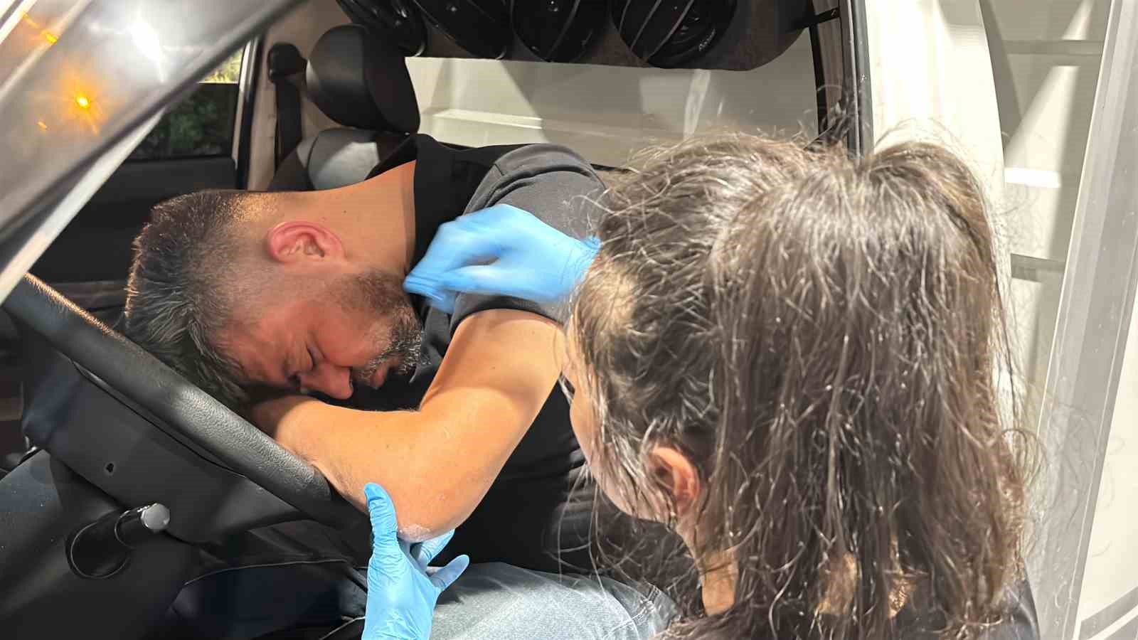 YASAL SINIRIN 11 KATI ÜZERİNDE ALKOLLÜ SÜRÜCÜ AKARYAKIT ALIRKEN DİREKSİYONDA SIZDI... İLGİNÇ ANLAR KAMERADA