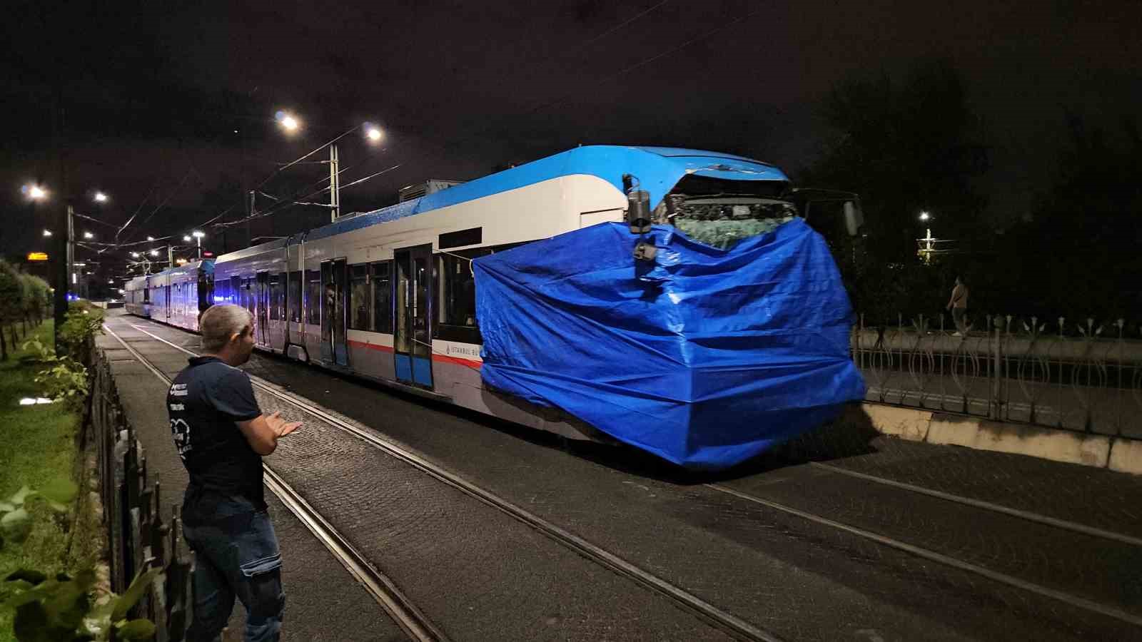 ZEYTİNBURNU’NDA KAFA KAFAYA ÇARPIŞAN TRAMVAYLAR KAZA ALANINDAN KALDIRILDI