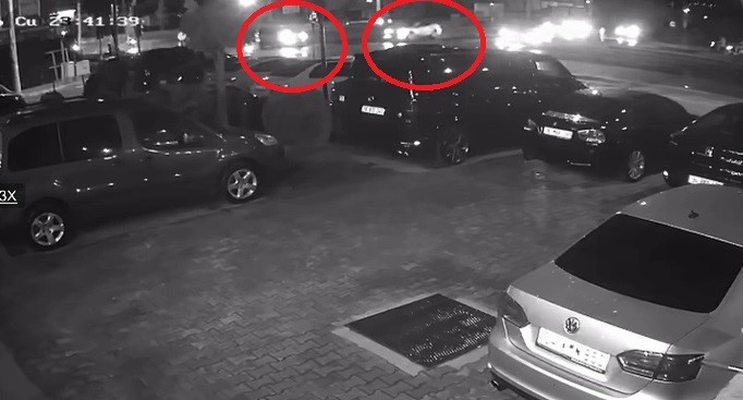 KIRMIZI IŞIKTA GEÇEN OTOMOBİL SÜRÜCÜSÜ KAZA YAPTI... O ANLAR KAMERADA
