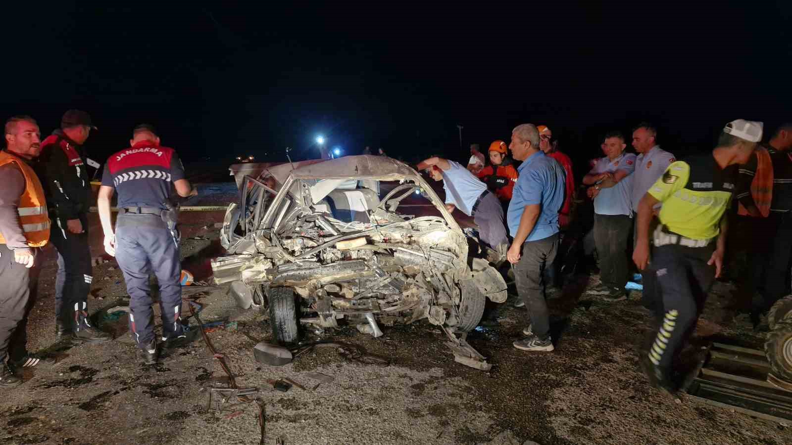 KARAMAN’DA İKİ OTOMOBİLİN KAFA KAFAYA ÇARPIŞTI: 1 ÖLÜ, 1 YARALI