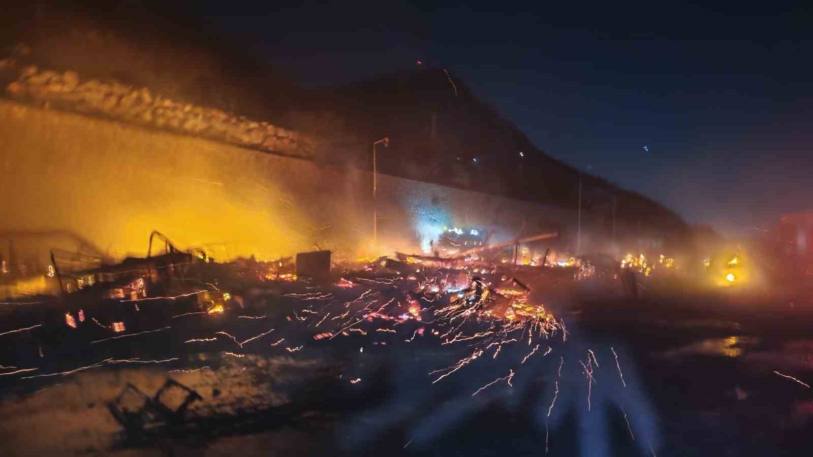 ANTALYA BALIKÇI BARINAĞI’NDA YANGIN: 20’DEN FAZLA TEKNE KÜLE DÖNDÜ