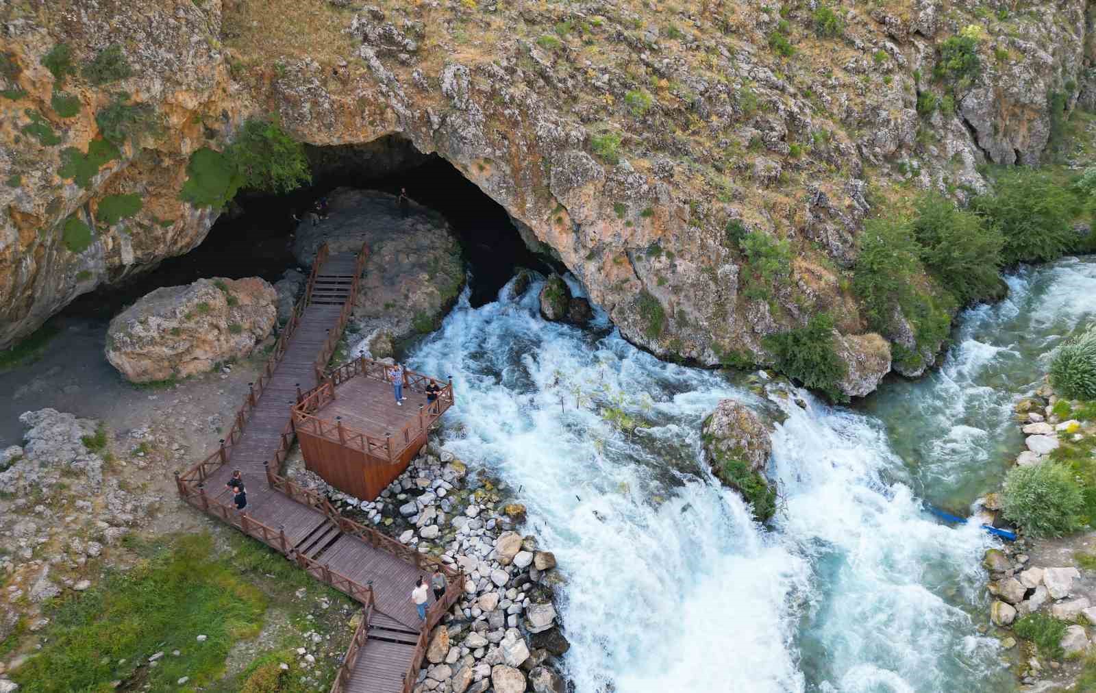 BAHÇESARAY’DA GÜR AKAN SULAR YABAN HAYATINA CAN VERİYOR