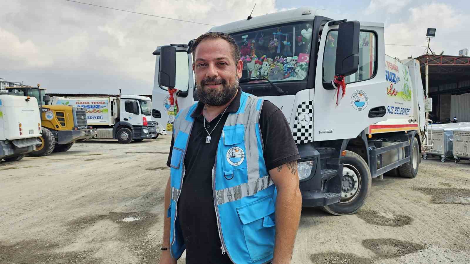 DEPREMDE KIZ KARDEŞİNİ VE BABASINI KAYBEDEN BELEDİYE PERSONELİ, AFETZEDE ÇOCUKLARA ÇÖP KAMYONUYLA MUTLULUK DAĞITIYOR