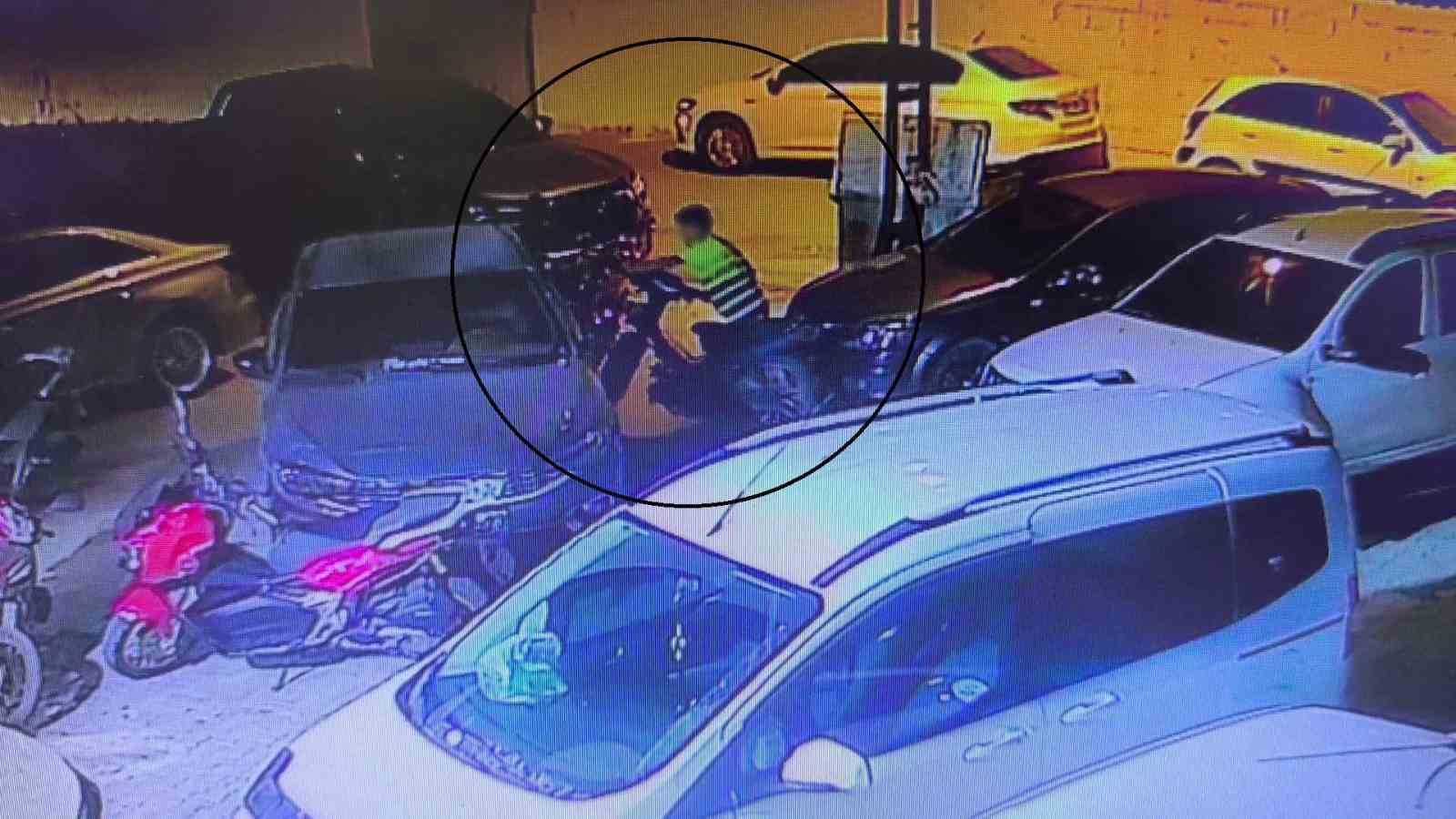 OTOMOBİLİN ARKASINDA PUSUYA YATAN ÇOCUK HIRSIZ İLE GÖZCÜSÜ, DEPREMDE AİLESİNİ VE KOLUNU KAYBEDEN GENCİN MOTOSİKLETİNİ ÇALDI
