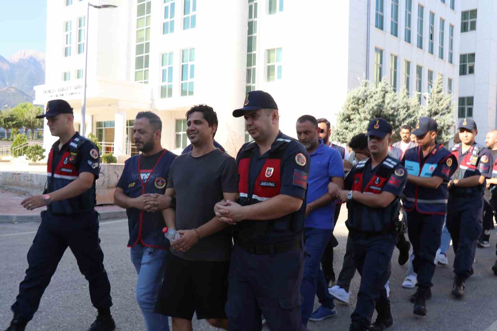 SIRITARAK GİRDİĞİ ADLİYE BİNASINDAN TUTUKLANARAK ÇIKTI