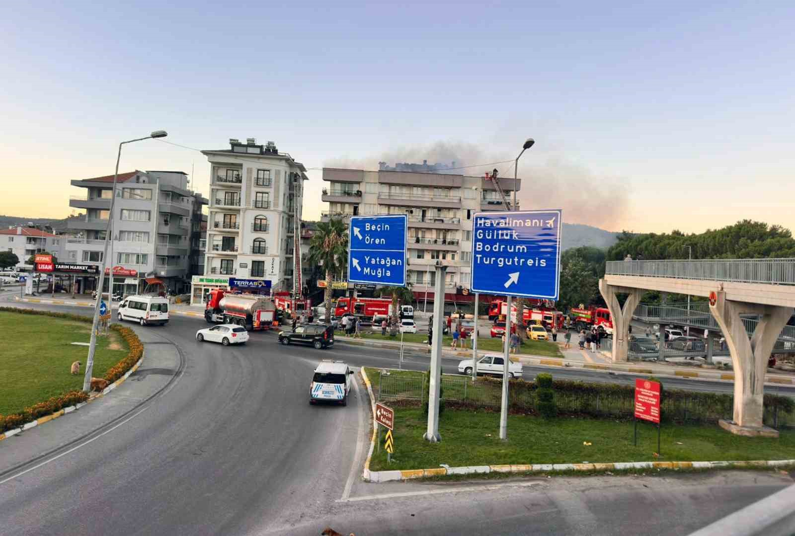 MİLAS’TA 5 KATLI BİNANIN ÇATISINDA YANGIN