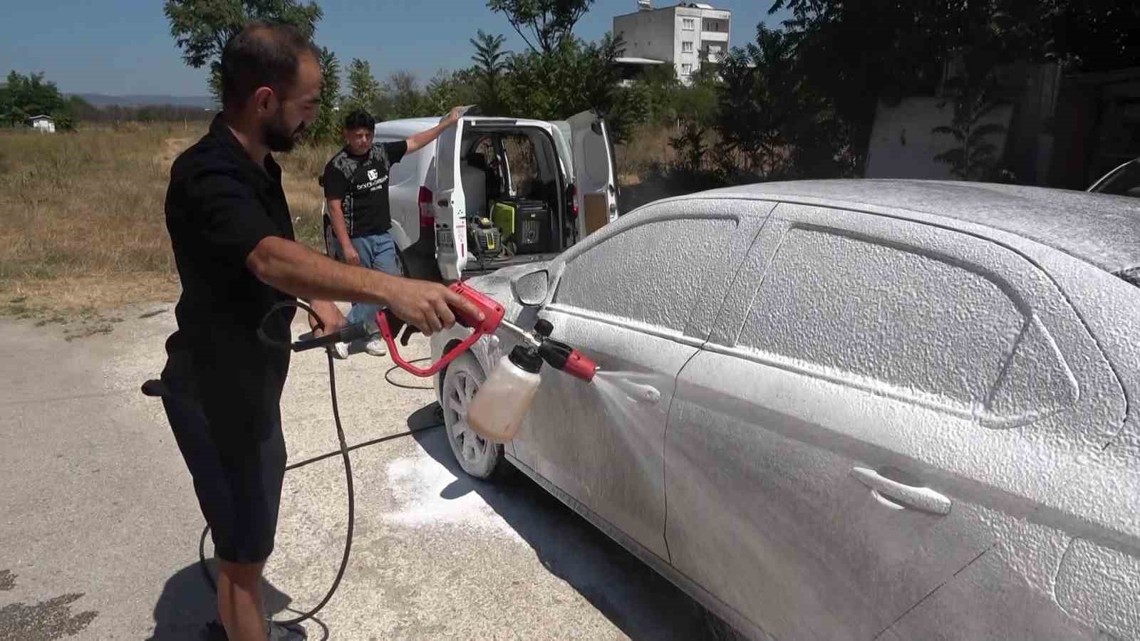 SOKAKTA GÖRDÜĞÜ KİRLİ ARAÇLARI HABERSİZCE YIKIYOR...ARAÇ SAHİPLERİNE SÜRPRİZ YAPIYOR