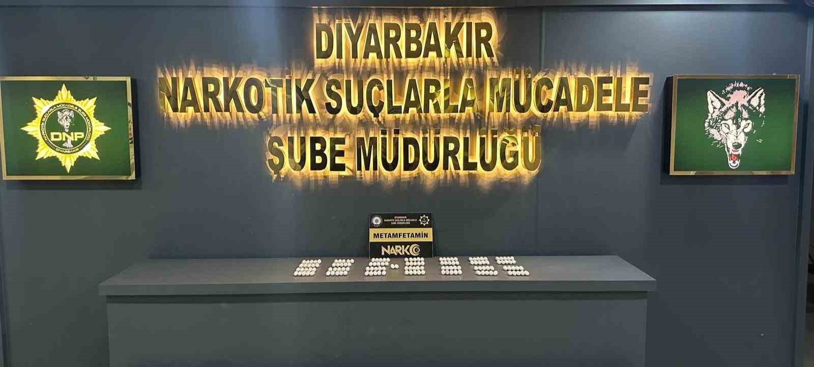 DİYARBAKIR’DA ARAÇTA VE İKİ İKAMETTE YAPILAN ARAMADA UYUŞTURUCU MADDE ELE GEÇİRİLDİ