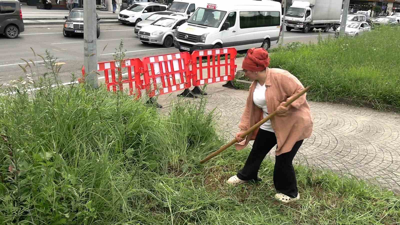 ŞEHİR MERKEZİNDE TIRPANLA GEÇİM MÜCADELESİ
