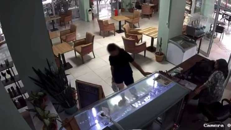 KÜTÜPHANEDEN KİTAP ÇALDI, KAMERAYA YAKALANDI