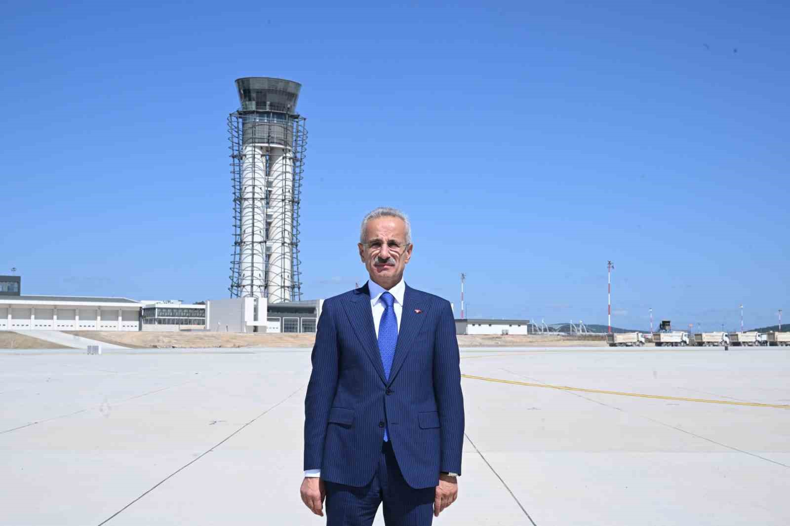 ULAŞTIRMA VE ALTYAPI BAKANI ABDULKADİR URALOĞLU: "2026 YILININ BAŞINDAN BU YANA 237 BİN 40 KİŞİ İHA PİLOTU OLMAK İÇİN BAŞVURUDA BULUNDU"