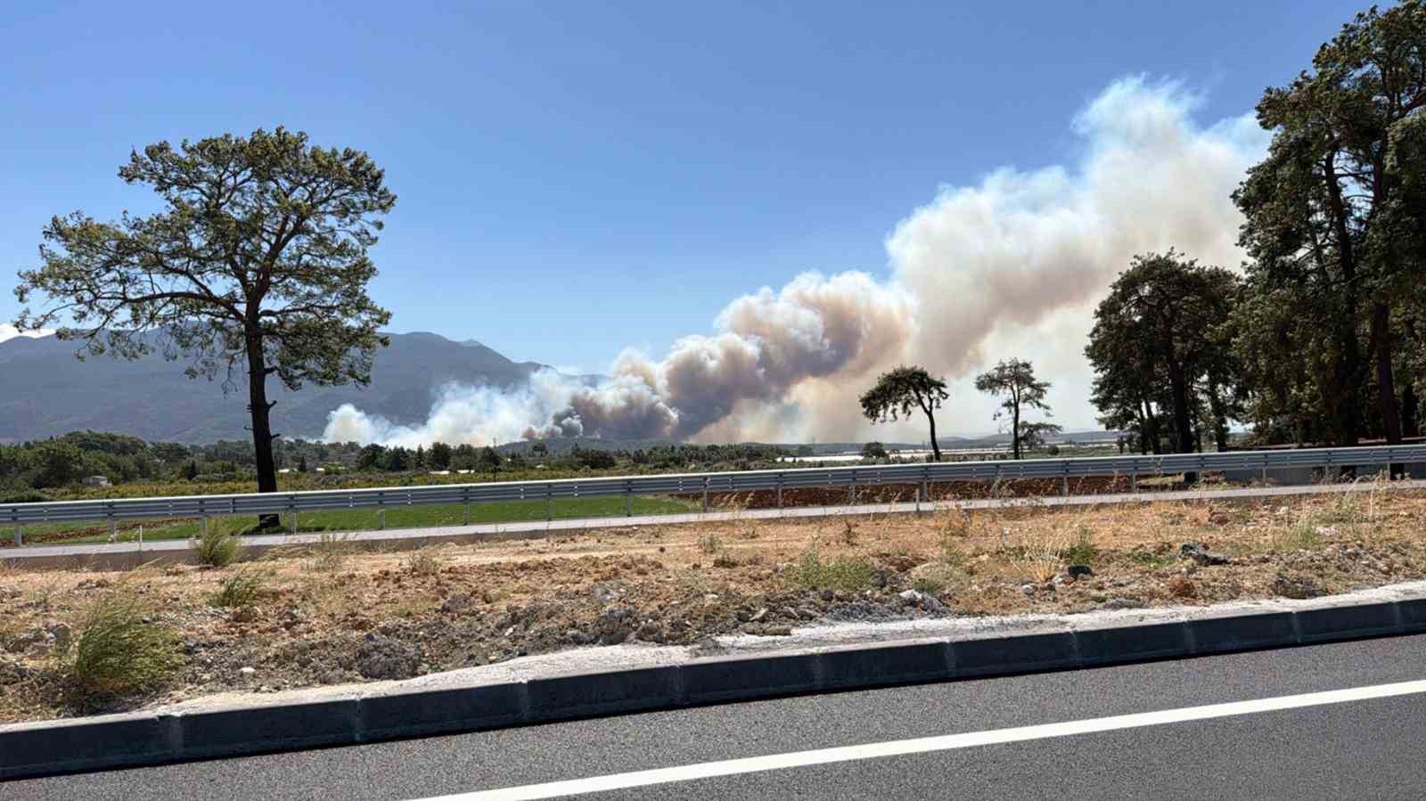 SEYDİKEMER’DE BAŞLAYAN YANGIN ANTALYA KAŞ SINIRLARINA SIÇRADI