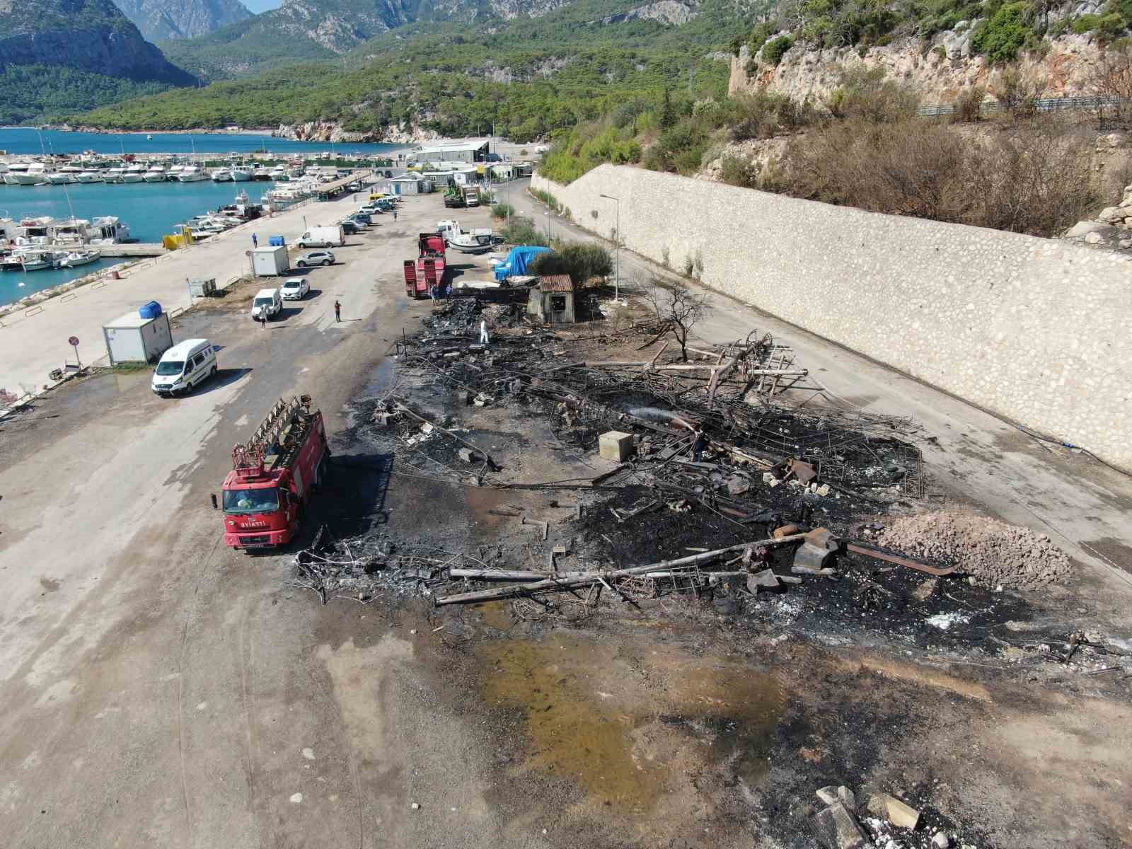 BALIKÇI BARINAĞI’NDAKİ YANGININ ARDINDAN GERİYE DEMİR YIĞININA DÖNEN TEKNELER KALDI